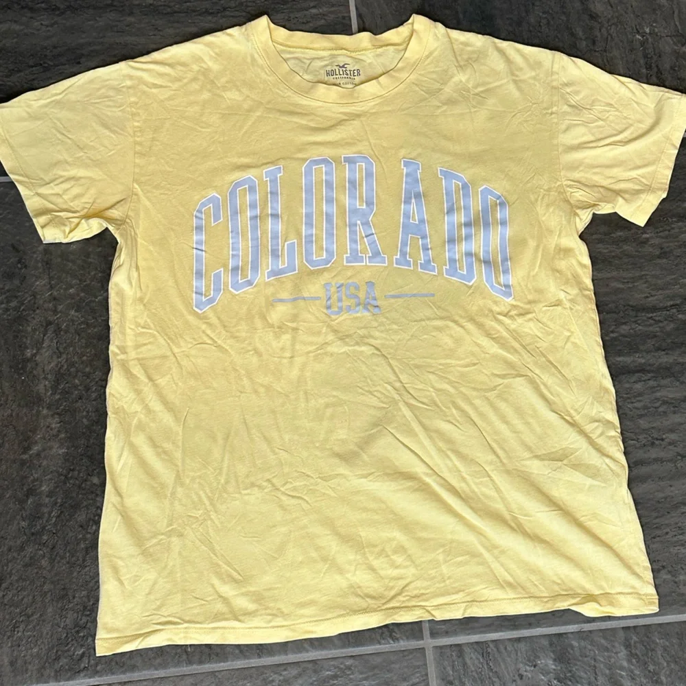 “COLORADO” Short Sleeve Tee from Hollister size XS in Pale Yellow Purple Letters - Picture 7 of 7